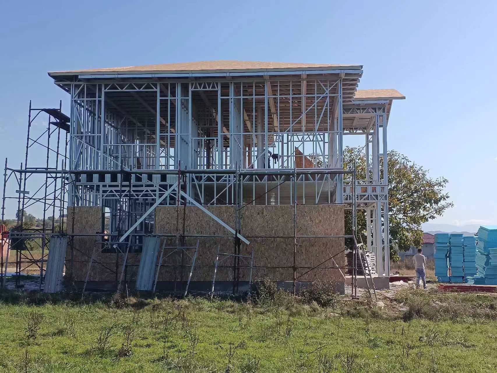 Which is better, light steel villa or traditional villa