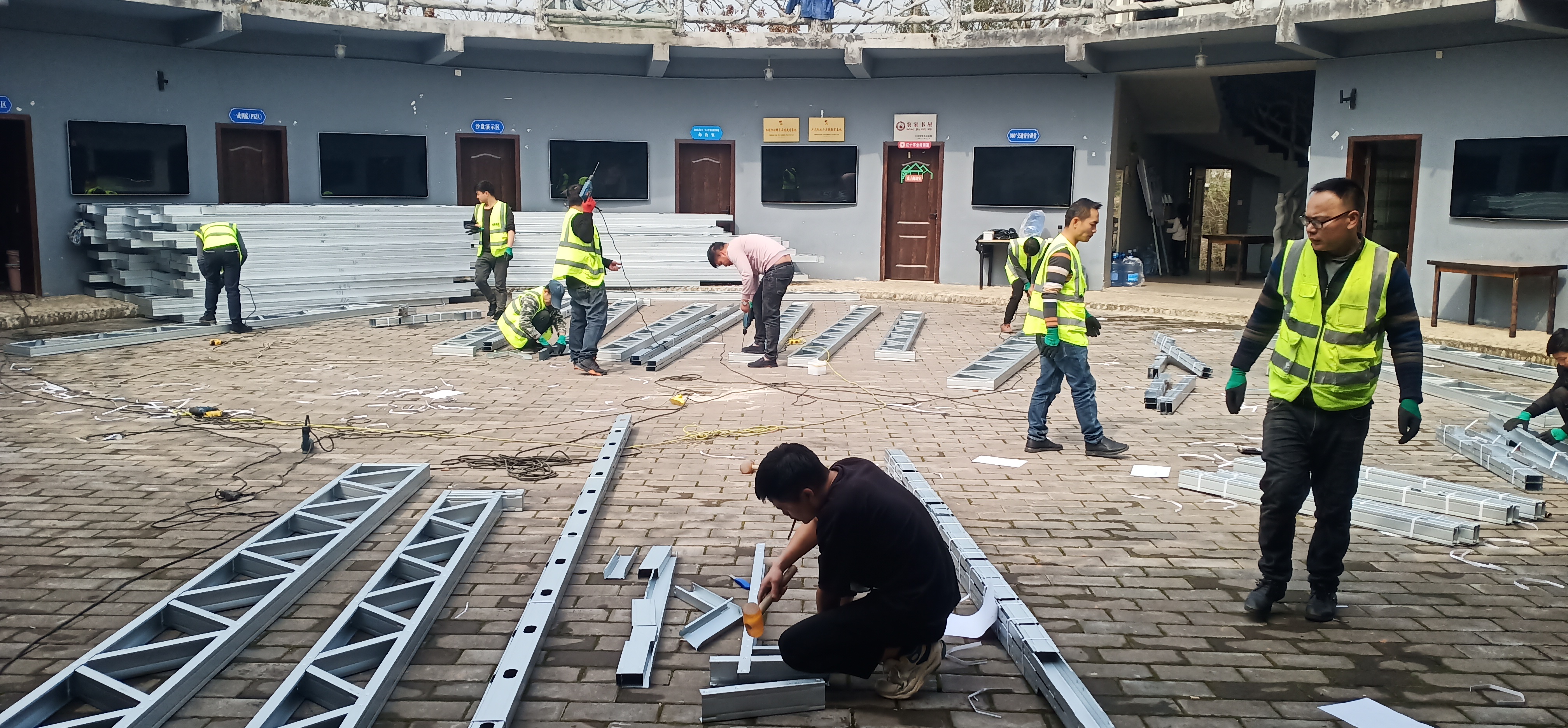 Ruijie's construction team is building a steel structure villa