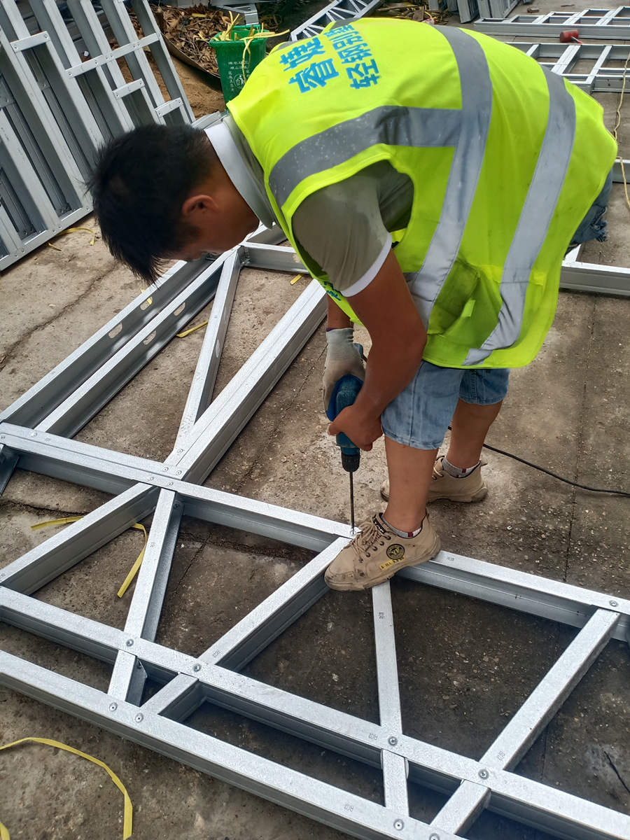 The staff of Ruijie Light Steel Villa are currently working on the construction